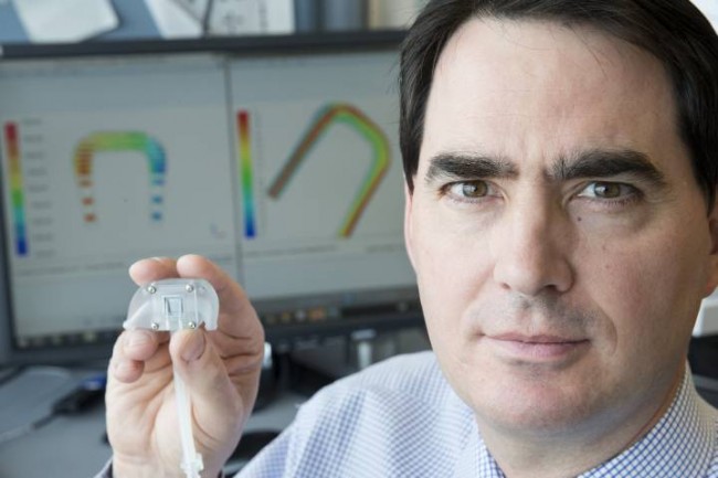 Il Dr. William H. Fissell mostra il prototipo di rene bionicoCredits: Vanderbilt University Medical Center