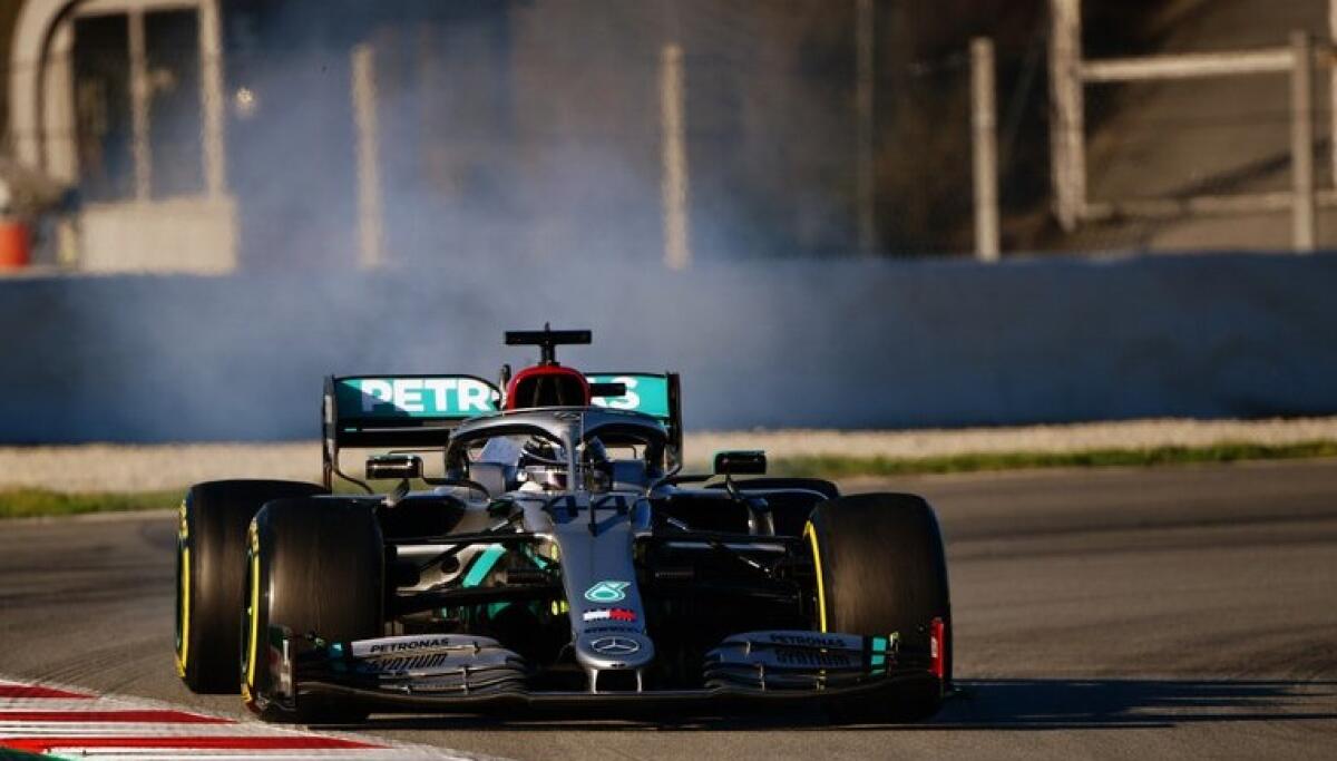 F1, Mercedes: fumate di olio durante i test per salvaguardare il motore - Lewis Hamilton F1 Mercedes W11