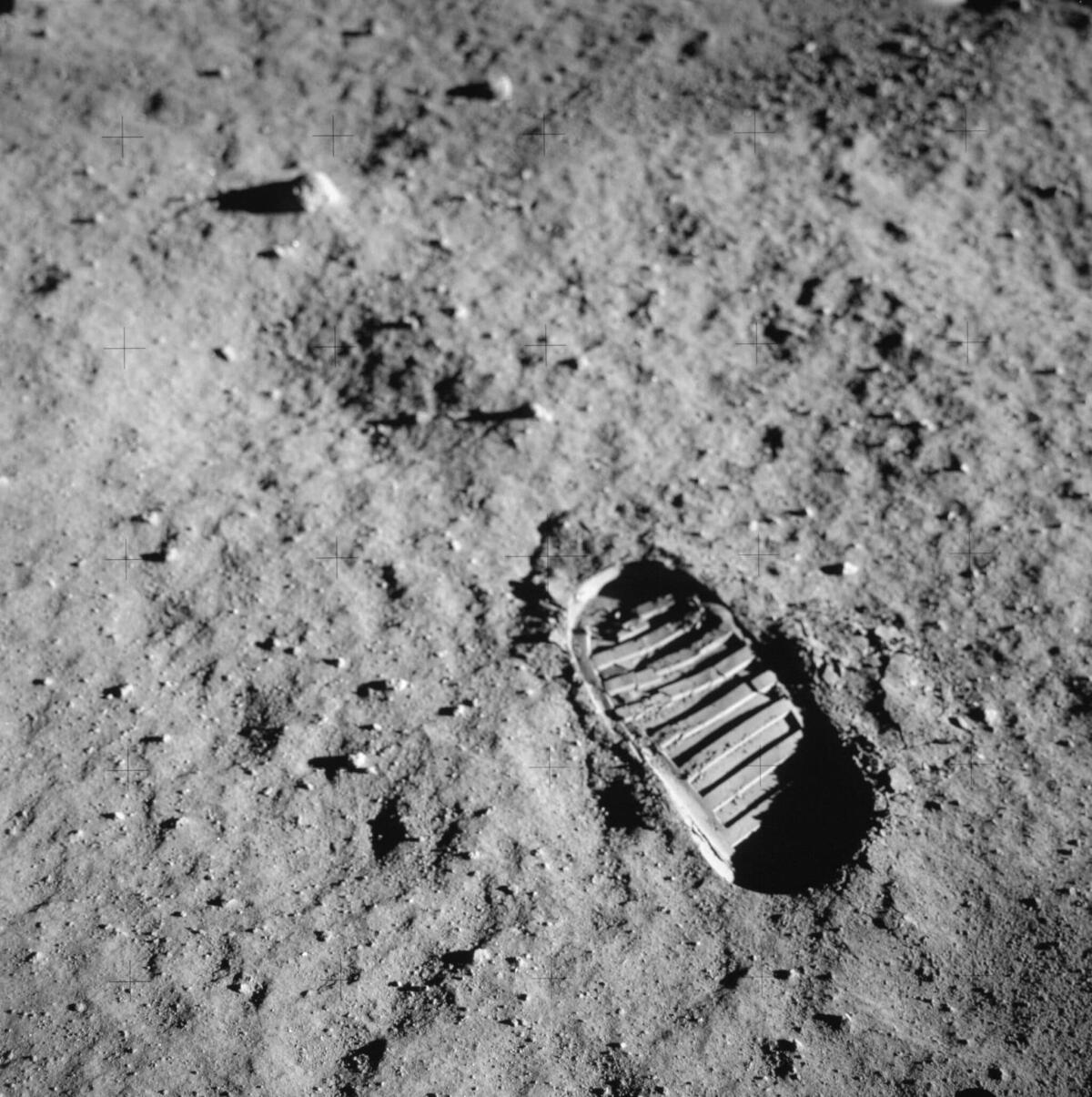 10 cose che (forse) non conosci sul programma Apollo - L'orma di Neil Armstrong sulla Luna, crediti: NASA