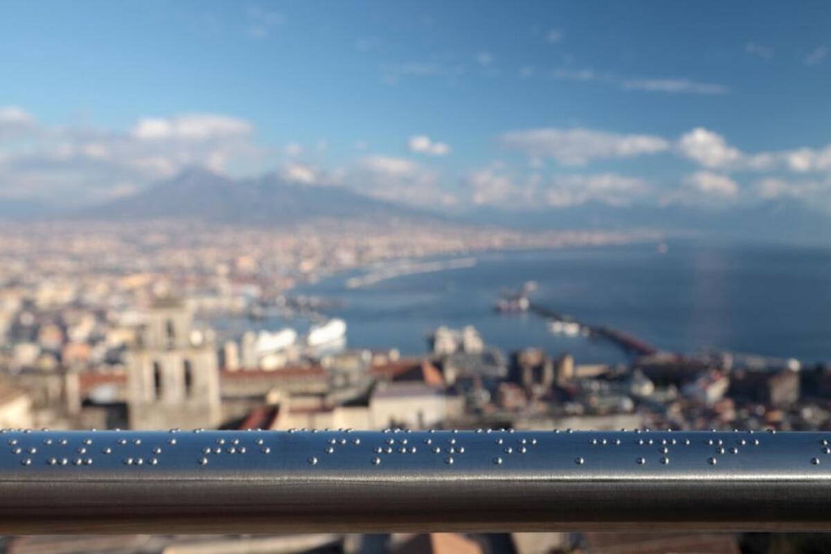 Parapetto per non vedenti racconta il panorama di Napoli - artribune.com