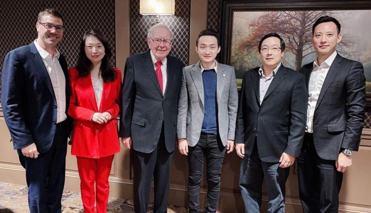 Buffett ripensa alle criptovalute grazie a Justin Sun? - justin Sun a cena con Buffett