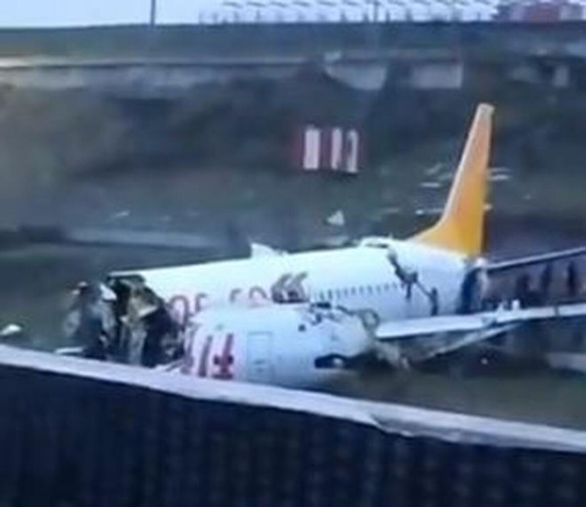 Istanbul: Boeing distrutto durante l'atterraggio fuori pista - 