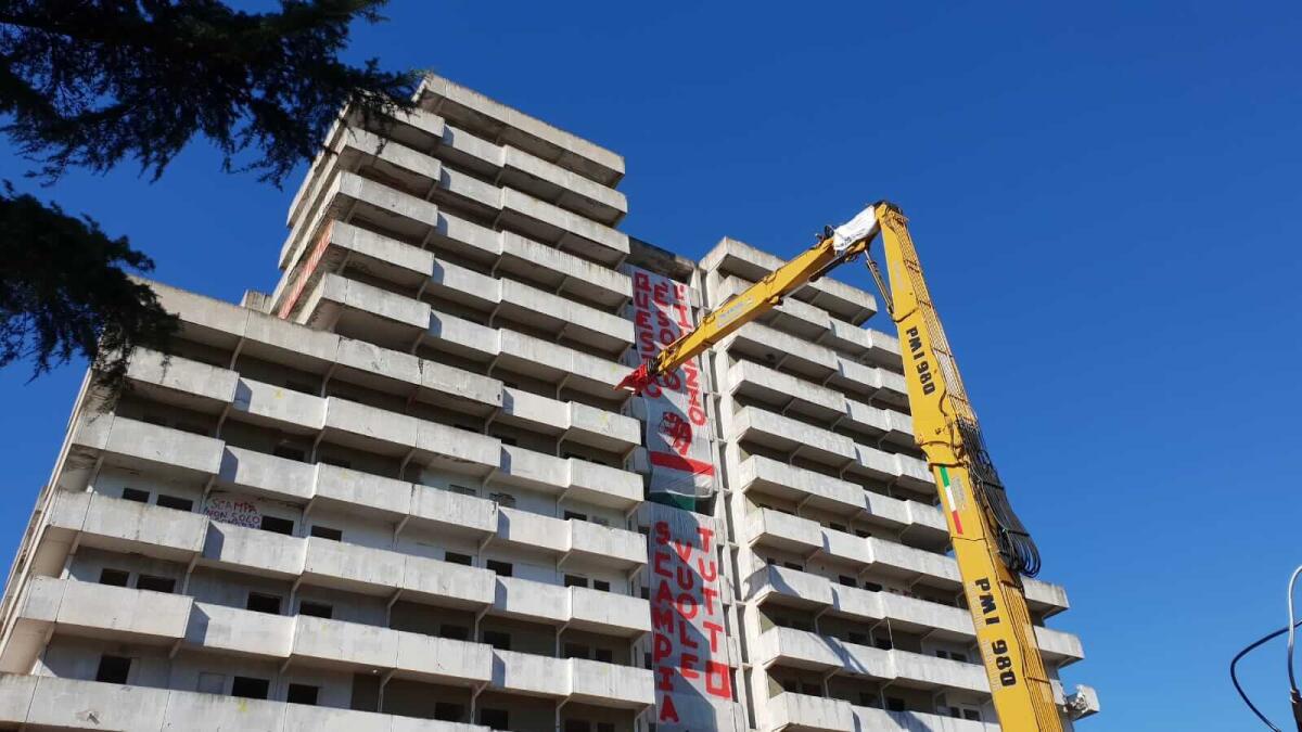 Vele di Scampia, iniziata la demolizione: foto e video - 