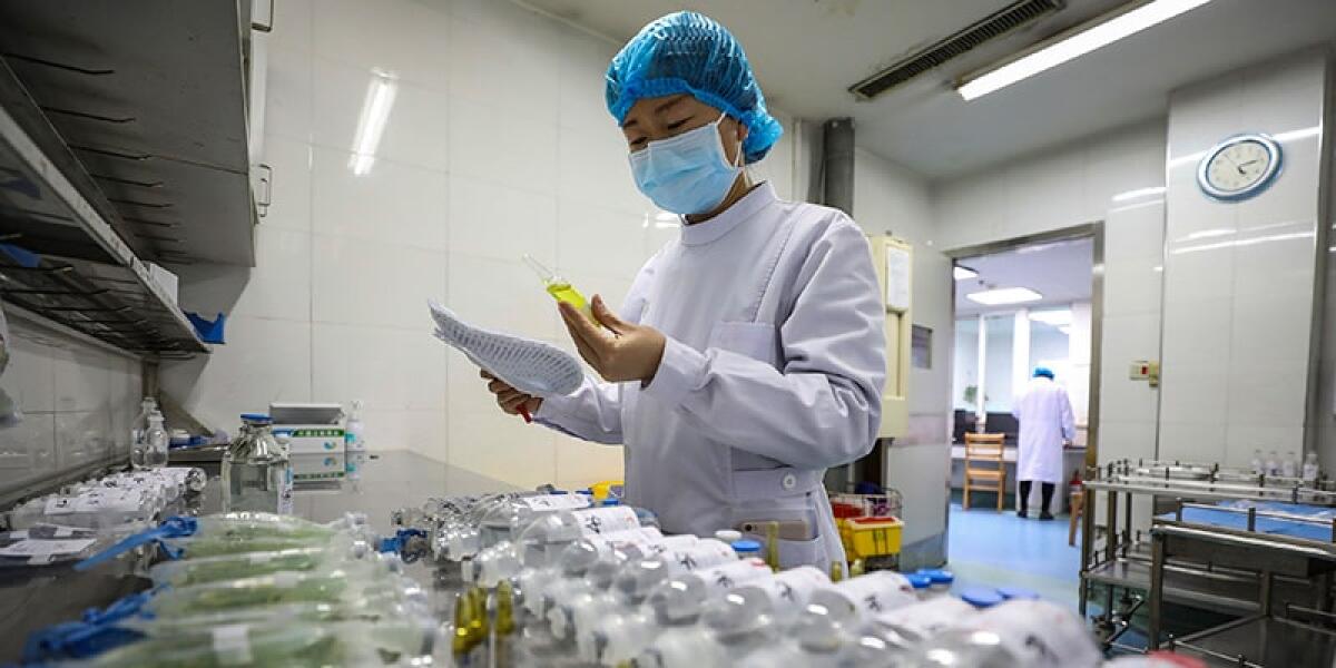 Coronavirus, tre persone positive in Lombardia - crediti: Chinatopix via AP