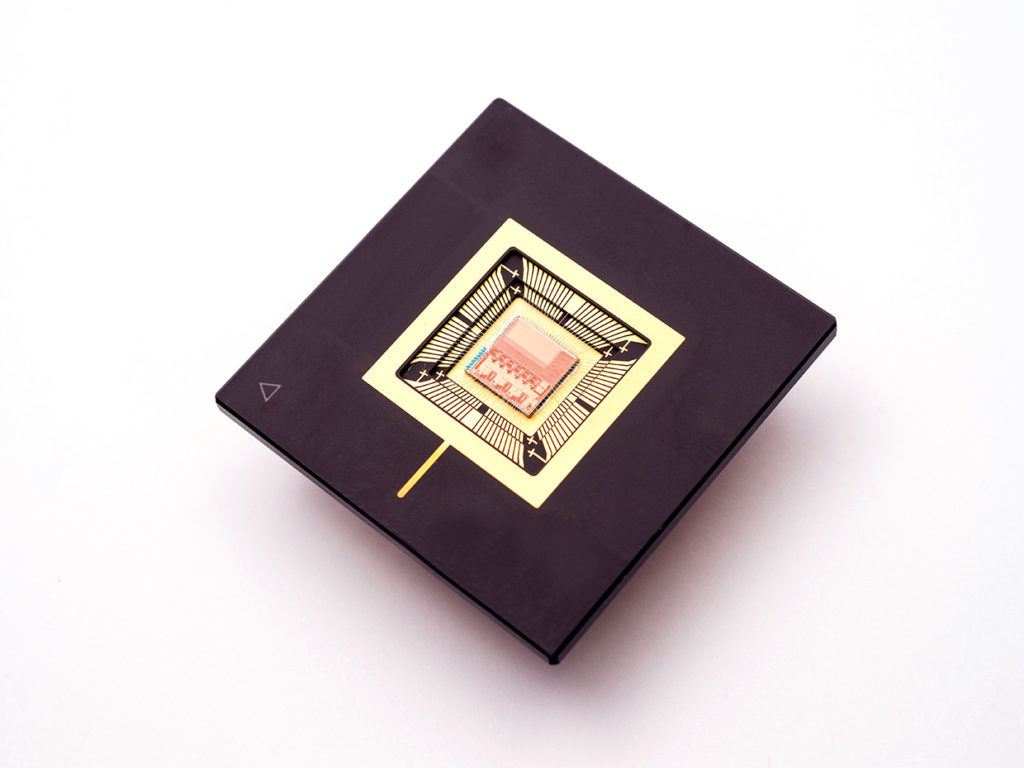 Chip sviluppato dai ricercatori di IMEC per il dispositivo indossabile Robin.  Credits: IMEC