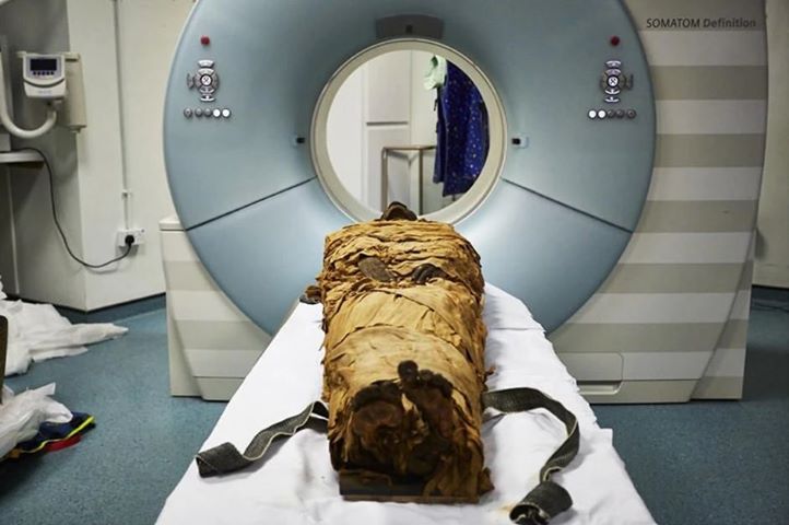 Il corpo mummificato di Nesyamun sul lettino dello scanner TC.  Photo: Leeds Teaching Hospitals/Leeds Museums and Galleries