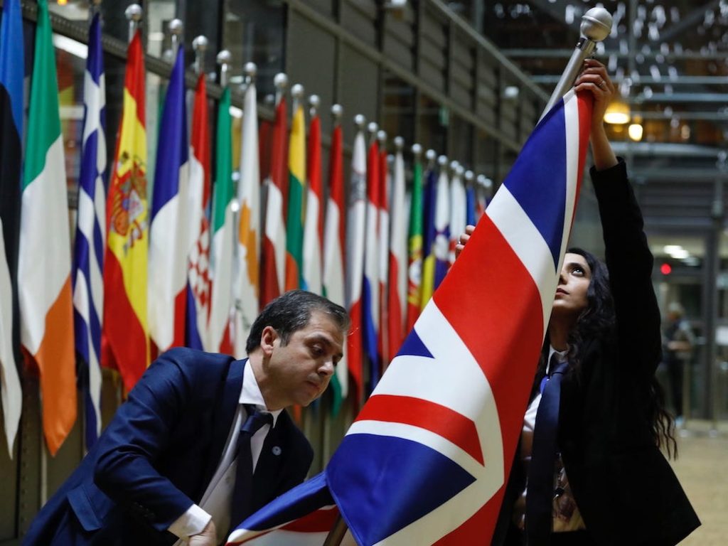 businessinsider.com - momento in cui è stata rimossa la bandiera del UK a Bruxelles