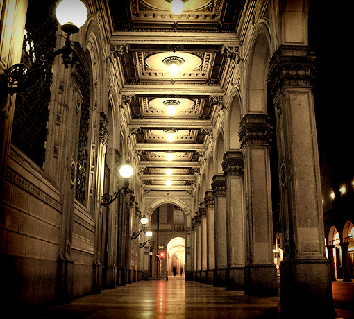 I portici di sera, da visitbologna.it