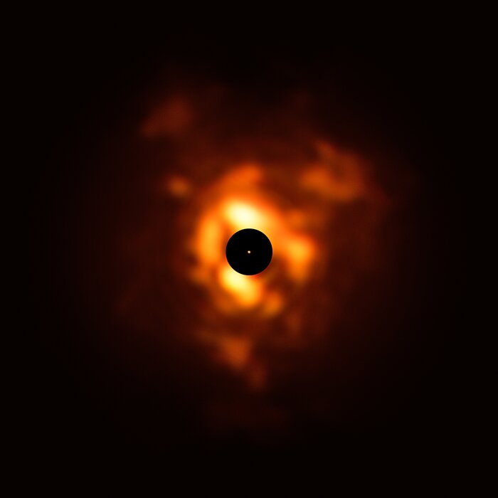 Questa immagine mostra la luce infrarossa emessa dalla polvere che circondava Betelgeuse nel dicembre 2019. Il disco nero oscura il centro della stella e gran parte dei suoi dintorni che, essendo molto luminosi, devono essere mascherati per consentire di 