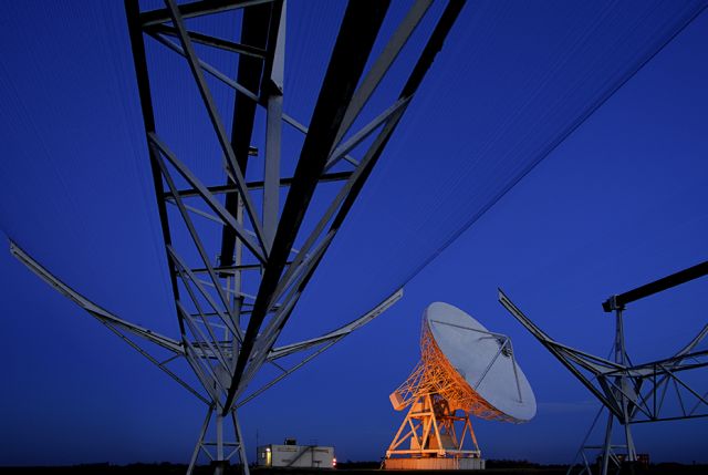Parabola da 32 metri dell’Inaf a Medicina (Bo), parte della rete europea Evn, in mezzo ai filari dello storico radiotelescopio Croce del Nord.Crediti: Inaf/Renato Cerisola