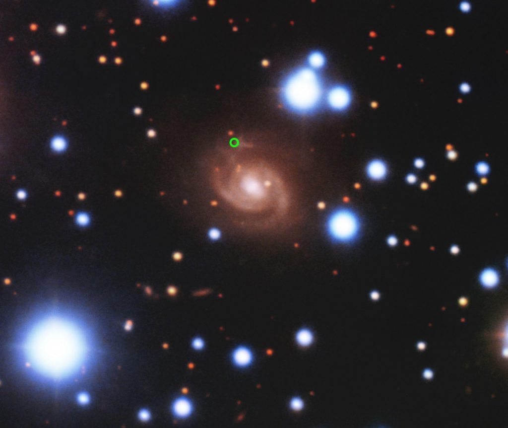 Immagine della galassia ospite di Frb 180916 (al centro) acquisita con il telescopio Gemini-Nord di 8 metri alle Hawaii. La posizione del lampo radio veloce nel braccio a spirale della galassia è contrassegnata da un cerchio verde. Crediti: Inaf / Osserva