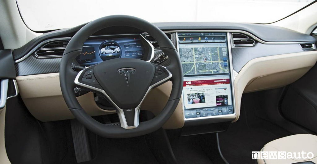Interni della Tesla Model SPH: newsauto.com