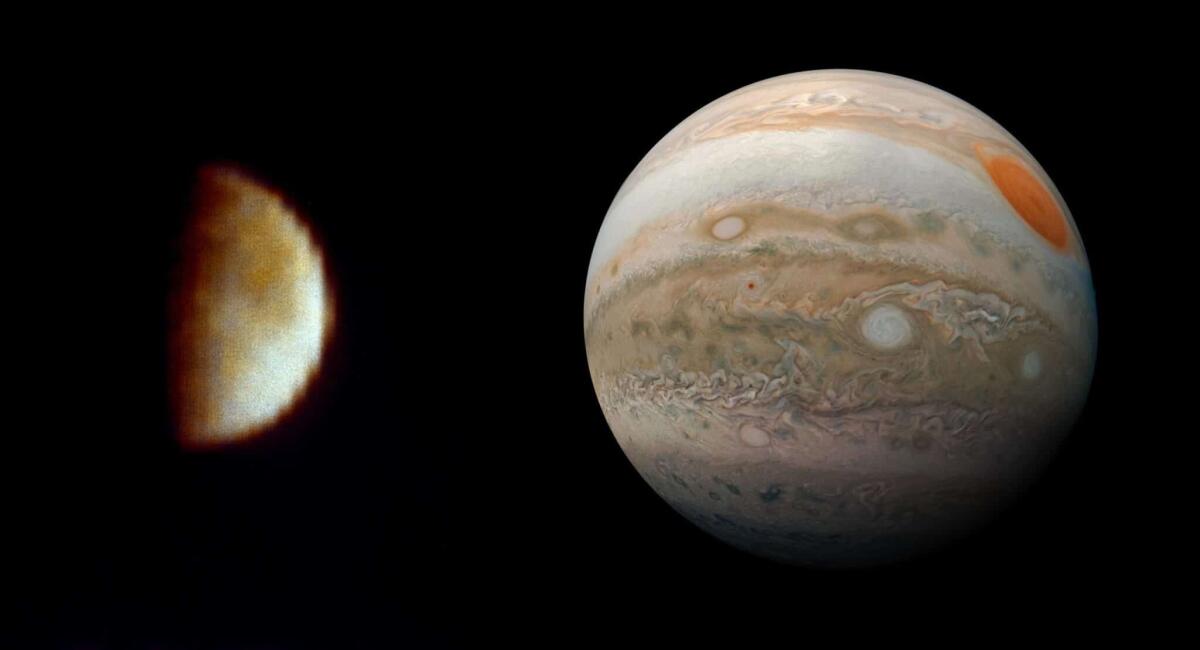 Un video mostra l'esplorazione di Giove, dal 1973 ad oggi - A sinistra Giove in uno scatto del 1973 della sonda Pioneer 10, a destra il gigante gassoso nel 2019 in uno scatto della sonda Juno, crediti: NASA