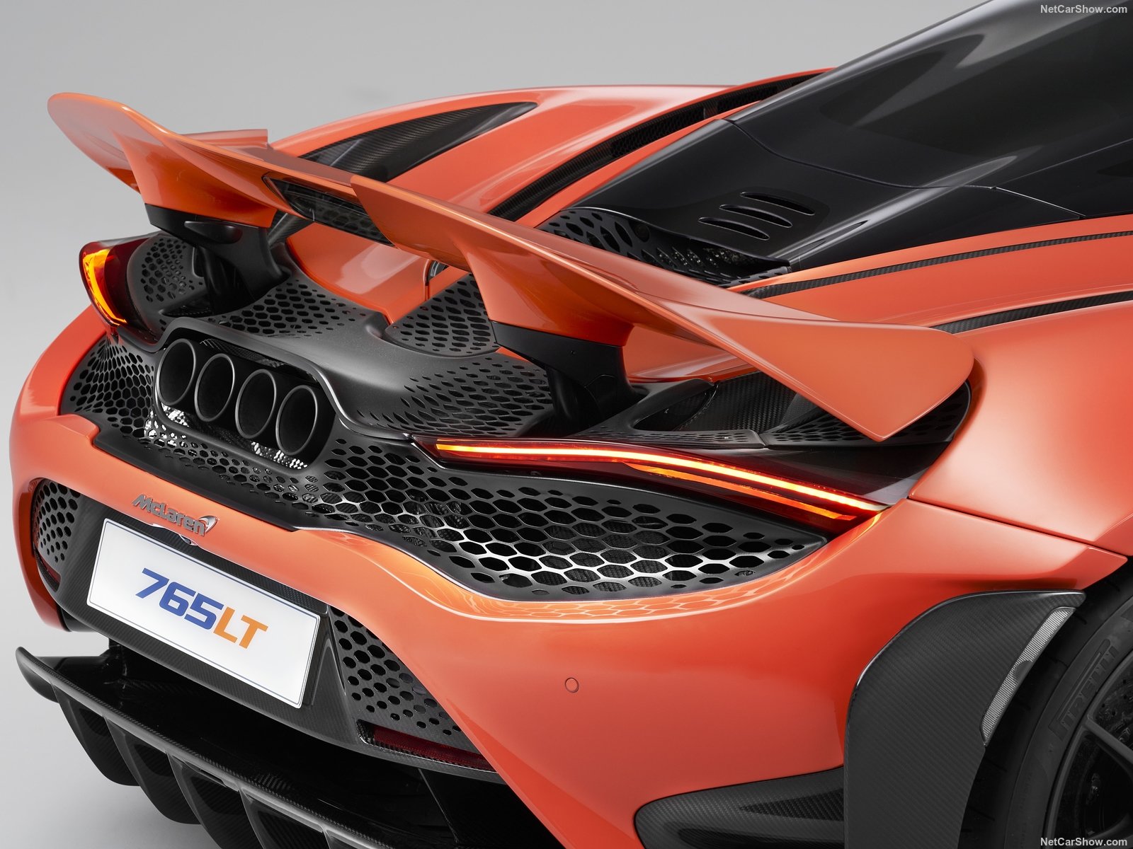 McLaren 765LT, la nuova coupè da 765 CV e 1229 kg