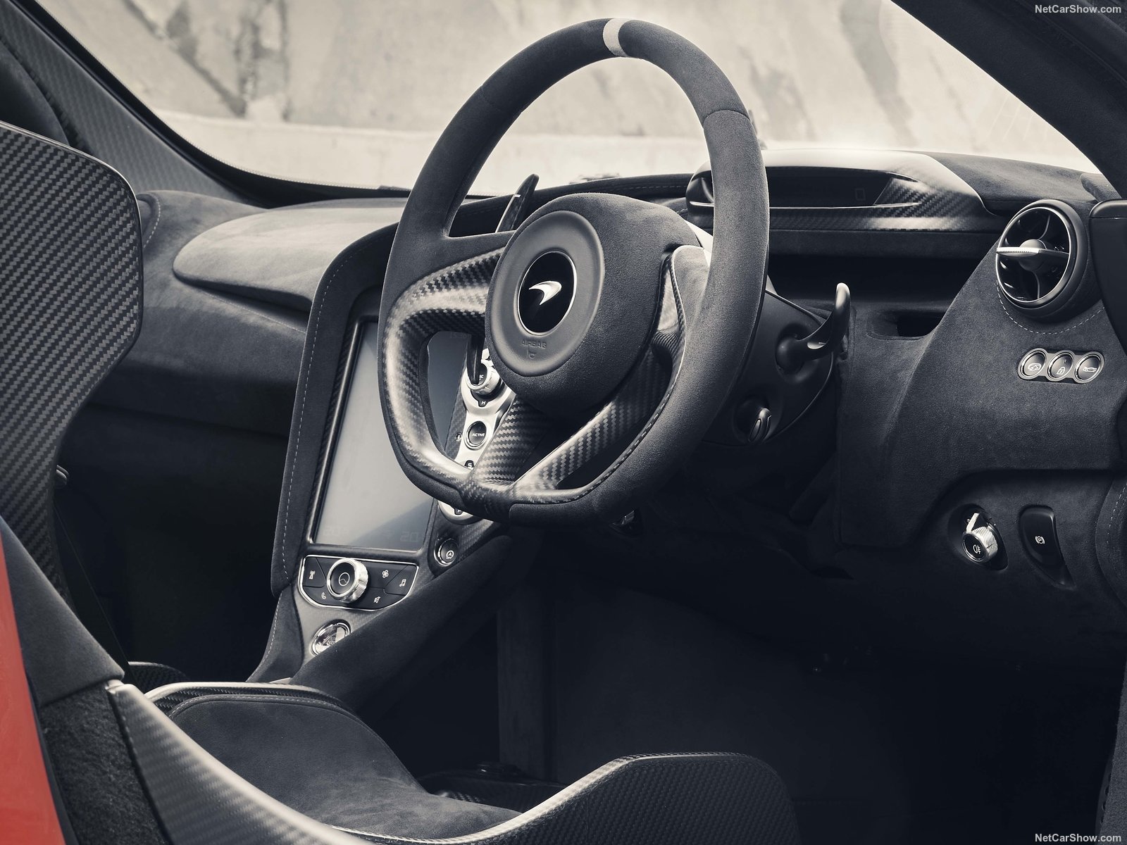 Interni della McLaren 765LT