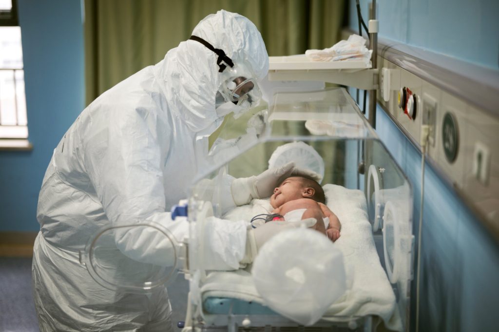 Un bambino con coronavirus all'Ospedale Pediatrico di Wuhan. Credits: China Daily/Reuters
