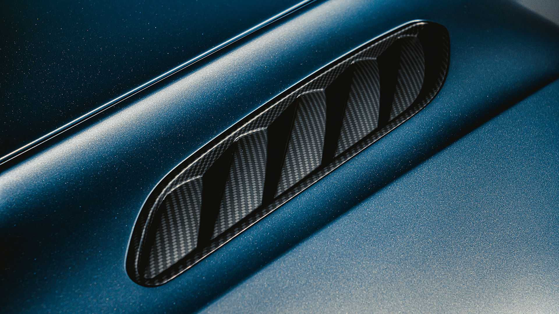 Aston Martin V12 Speedster, un omaggio al passato