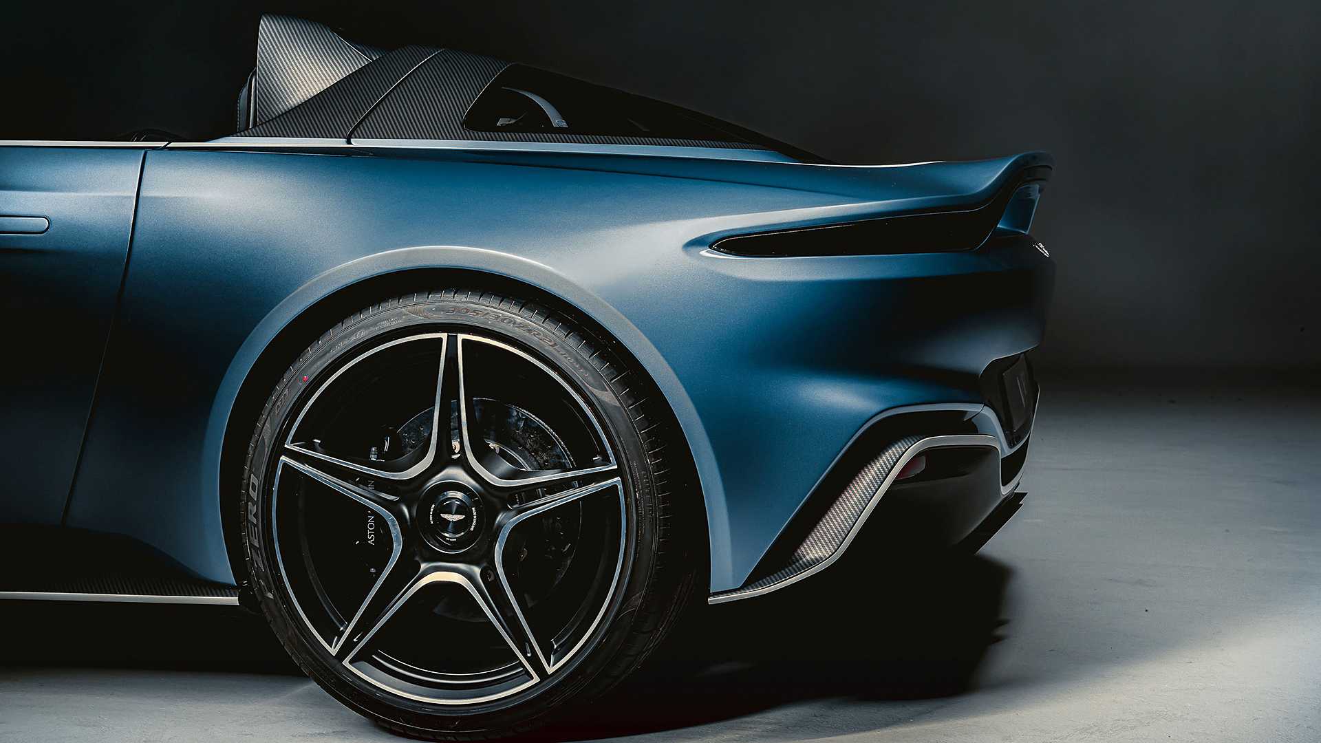 Aston Martin V12 Speedster, un omaggio al passato