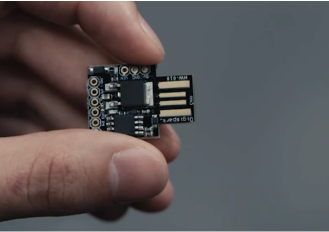 Il microcontrollore ATtiny 85. Credits: vice.com