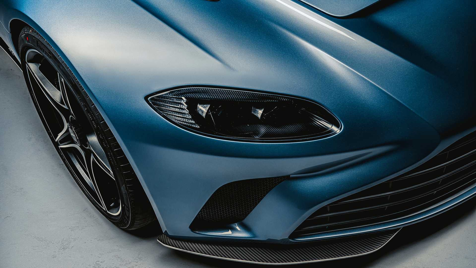 Aston Martin V12 Speedster, un omaggio al passato