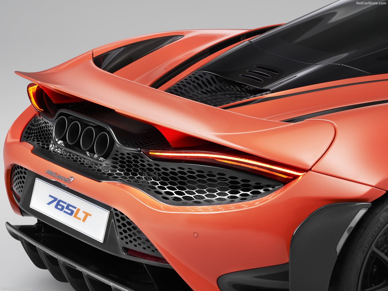 McLaren 765LT, la nuova coupè da 765 CV e 1229 kg