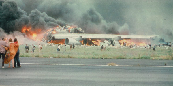 L'incendio divampò velocemente a bordo dei due velivoli. Credits: Wikipedia