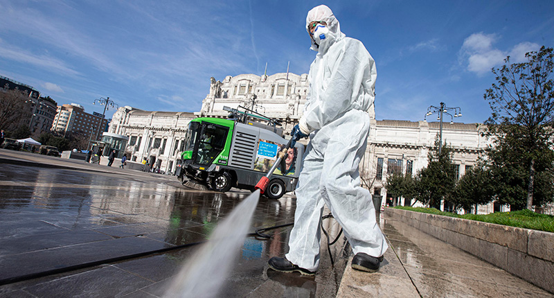 Sanificazione delle strade vicino la Stazione Centrale di Milano da parte dell'AMSA. PH: ilpost.it