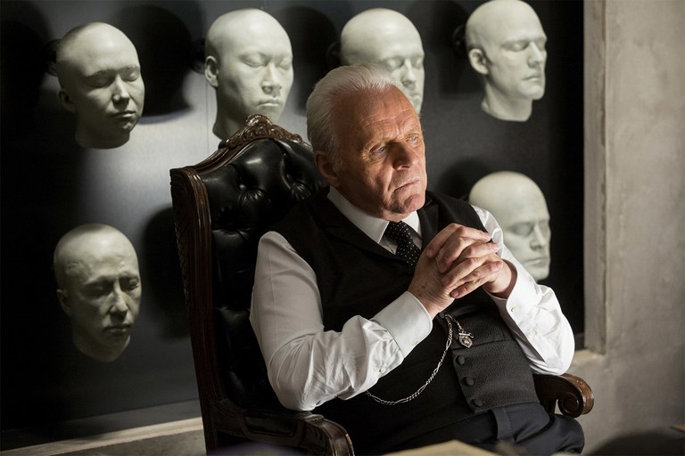 Il dottor Robert Ford (Anthony Hopkins), direttore creativo del parco e capo del team di sviluppo.