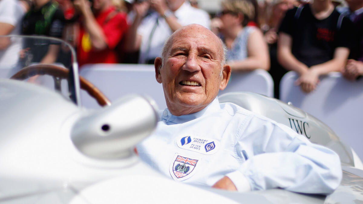 Stirling Moss è morto all'età di 90 anni nel giorno di Pasqua - CHICHESTER, ENGLAND - JUNE 27:  Sir Stirling Moss sitting in his Mercedes before driving up the hill at Goodwood on June 27, 2015 in Chichester, England.  (Photo by Charles Coates/Getty Images)