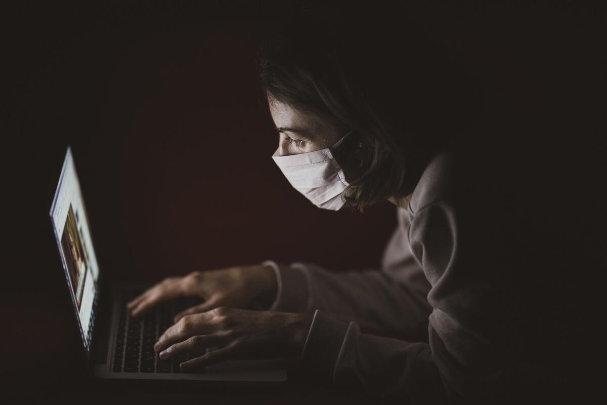 Coronavirus, così la tecnologia ci aiuta a combatterlo - Coronavirus, crediti: Foto di Engin Akyurt da Pixabay