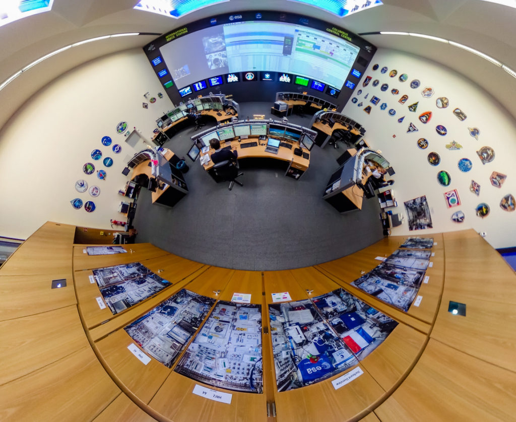 In questa foto di una Control Room del Centro di Controllo di Oberpfaffenhofen si nota come gli ampi spazi delle stanze permettano di mantenere la distanza di sicurezza senza difficoltà.Fonte: ESA