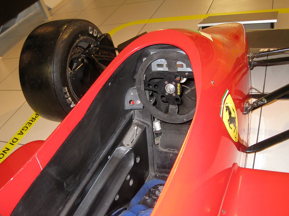 Ferrari 637 interno