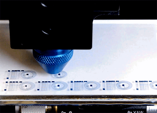 Il team ha stampato diversi dispositivi elettronici morbidi, tra cui un piccolo elettrodo gommoso. Credits: MIT News