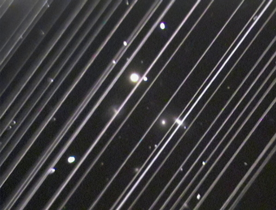 Effetti di una costellazione di satelliti sulle osservazioni astronomiche da terra. Credits: International Astronomical Union