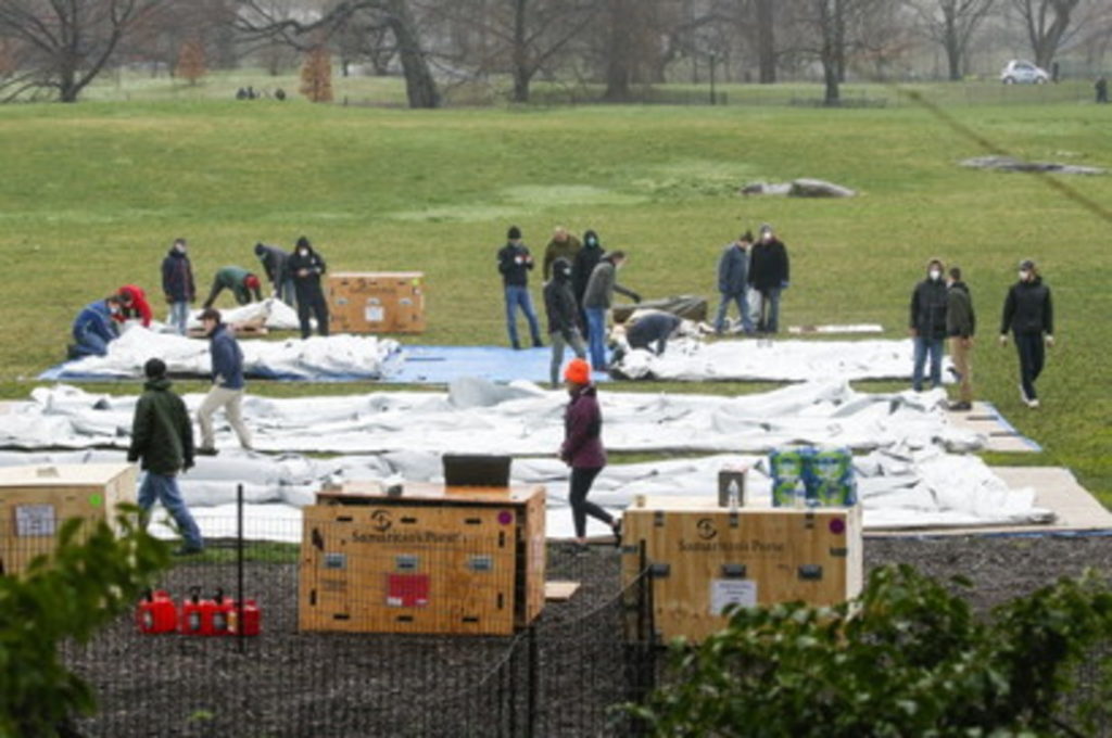 Allestimento dell'ospedale a Central Park (2), da SkyTG24.IT