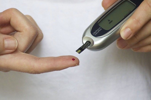 Misurazione della glicemia con il prelievo di sangue