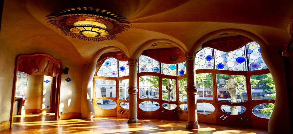 Una delle stanze principali di casa Battlo di Antoni Gaudì. Ph: barcelona.com