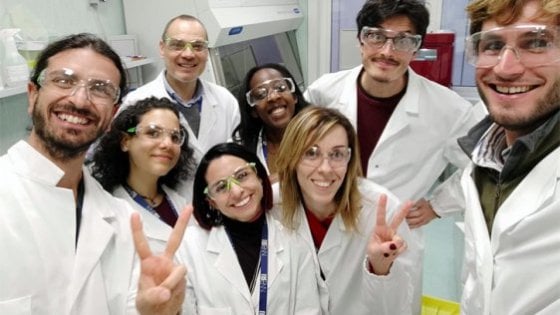 La foto ritrae il team della Advent- Irbm, azienda di Pomezia, che ha contribuito allo sviluppo del vaccino contro il coronavirus.Credits: ANSA