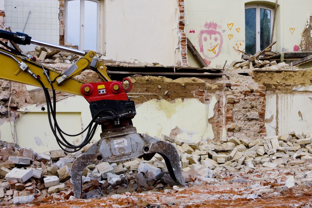 Demolizione di un edificio di civile abitazione.