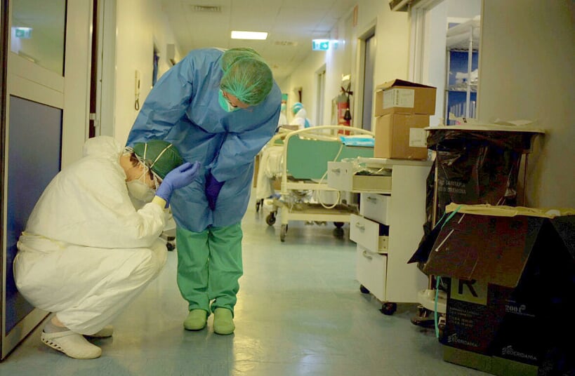 Due professionisti del reparto di terapia intensiva dell’ospedale di Cremona si fanno coraggio a vicenda. Italia venerdì 13 marzo 2020 [Paolo Miranda]