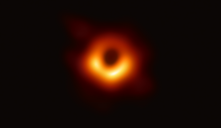 Prima immagine di un buco nero nel centro della galassia M87. Credits: Event Horizon Telescope