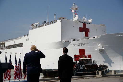 Nave Ospedale Comfort fa ingresso a NewYork