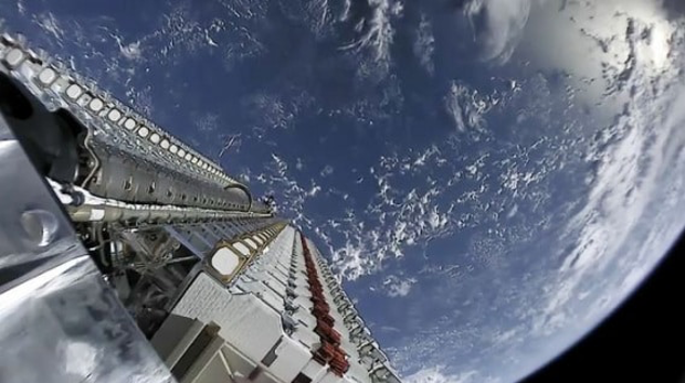 I 60 satelliti Starlink in configurazione compatta durante il lancio del 24 maggio. Credits: SpaceX