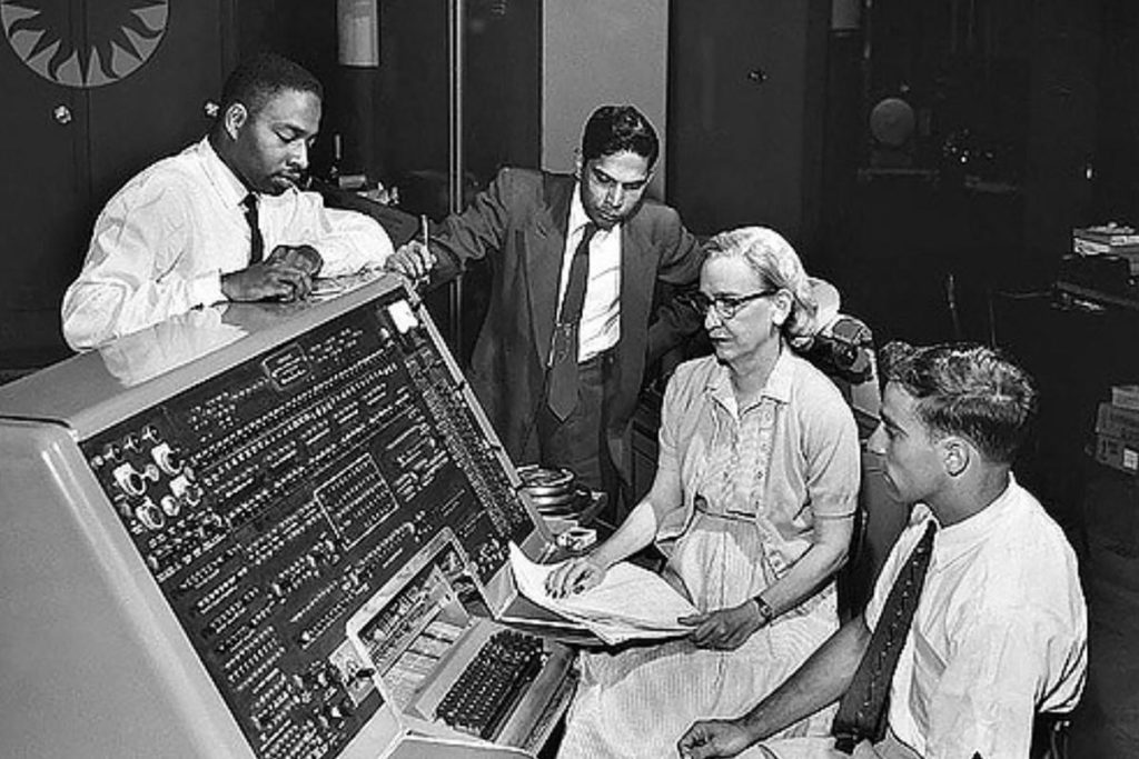 Grace Murray Hopper col suo gruppo di lavoro che sviluppò il COBOL. Credits: ZDNet