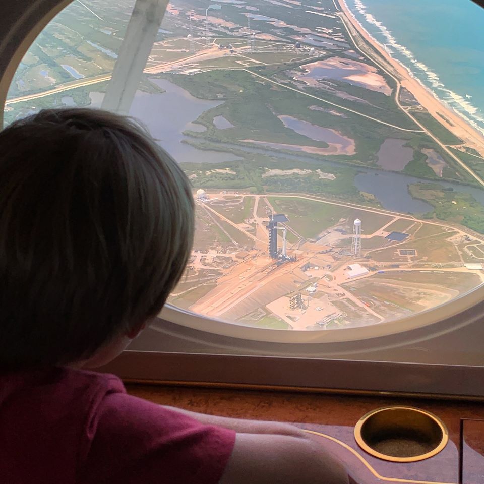 Doug Hurley è sposato con un' altra ex astronauta della NASA, Karen L. Nyberg. In questa foto, scattata proprio dalla Nyberg e pubblicata sul suo profilo Twitter vediamo loro figlio osservare dall' aereo la rampa di lancio che porterà suo padre sulla ISS.