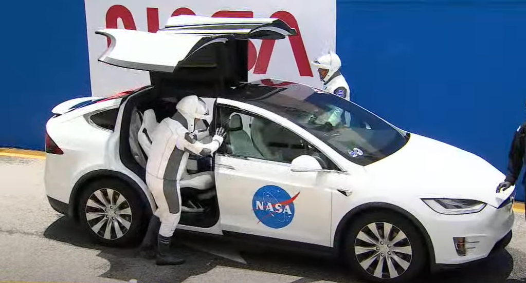 Il momento dell'ingresso degli astronauti all'interno della Tesla Model X