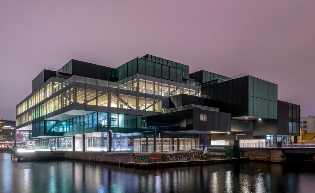 Copenhagen capitale aerchiedificio multifunzionale Blox, di Ellen Van Loon, da aloaarchitettiroma.it