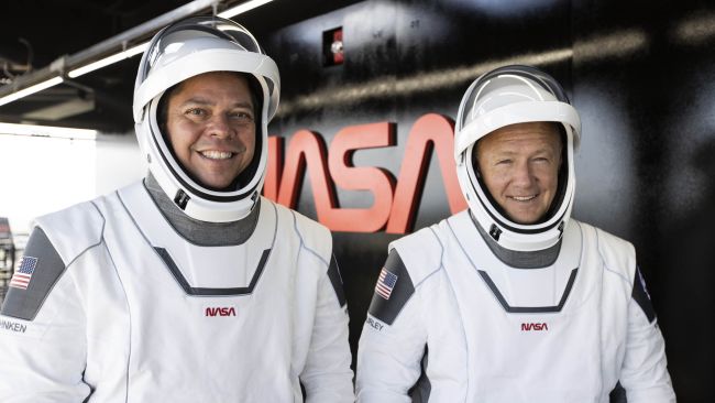 Robert "Bob" Behnken a sinistra, Doug Hurley a destra.
