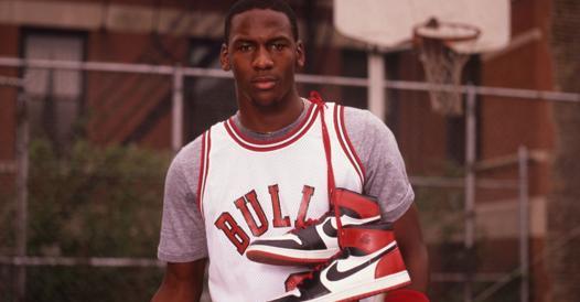 Nella foto: Michael Jordan con il primo paio di Air Jordan