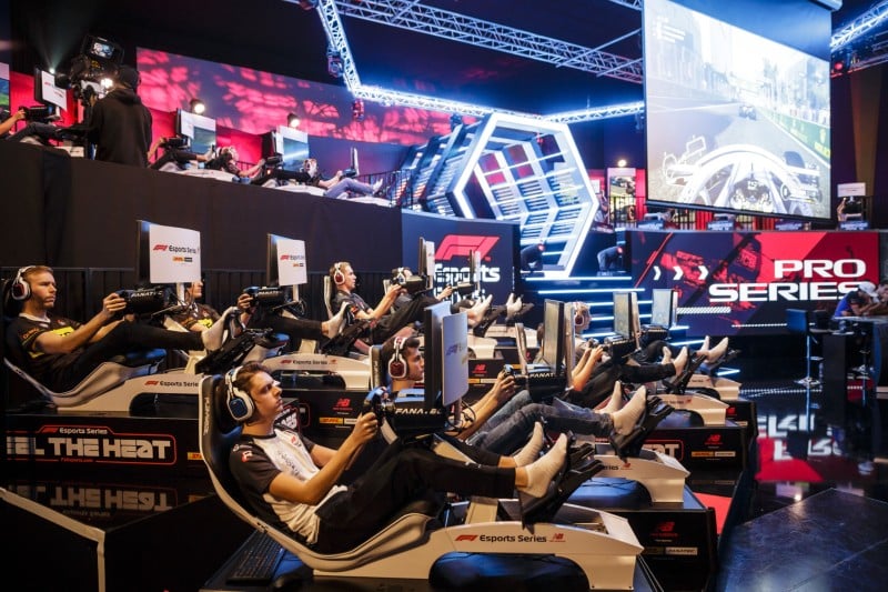 Un gruppo di giocatori professionisti si sfida nella finale degli Esports